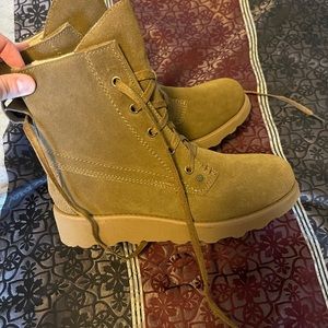 Woman’s bear paw kids 5 woman’s 7 new never worn.